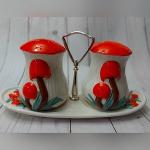 Vintage Ceramic Mushroom Salt and Pepper With Tray *Like New Condition*